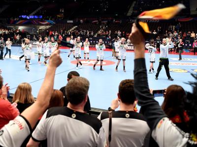 Die deutschen Handballer feiern mit den Fans den Sieg über Weißrussland. Applaus