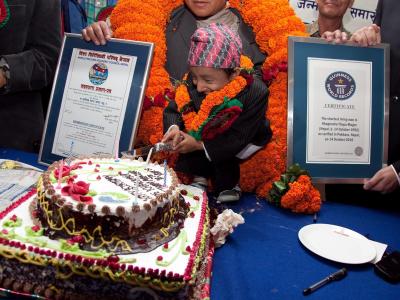 Khagendra Thapa Magar im Jahre 2010 mit der Urkunde vom Guinness-Buch der Rekorde (r). Khagendra Thapa Magar