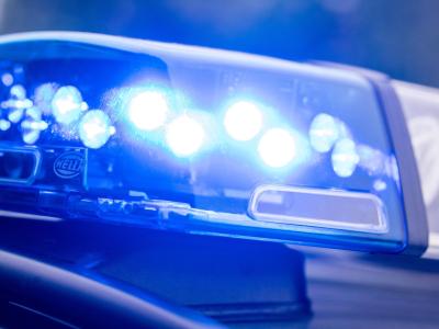 Spaziergänger haben in Rüsselsheim ein in ein Handtuch gewickeltes Neugeborenes gefunden. Polizei