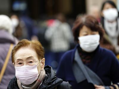Shopping mit Schutzmasken in Tokio: Auch in Japan ist die neue Lungenkrankheit schon aufgetreten. Tokio