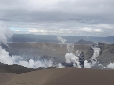 Dampfwolken steigen aus dem Krater des Taal-Vulkans auf. Es mehren sich die Anzeichen einer weiteren heftigen Explosion. Dampfwolken
