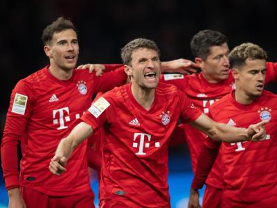 Angreifer Thomas Müller (M) feiert mit den Teamkameraden seinen Treffer zur 1:0-Führung. Torjubel