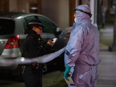 Polizisten und Forensiker am Tatort im Londoner Stadtteil Seven Kings im Einsatz. Am Tatort