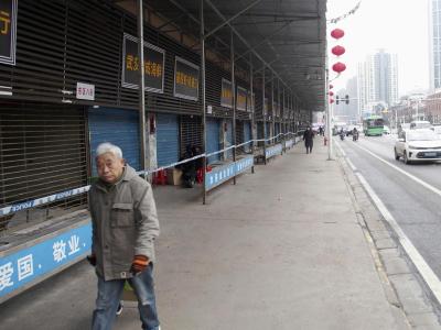 Ein Mann in Wuhan: Der Großteil der Infektionen konzentriert sich weiter auf die 11-Millionen-Metropole. Infektionskrankheit