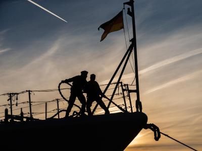 Zwei Marinesoldaten stehen auf dem Bug der Fregatte «Augsburg» der Deutschen Marine. Die «Augsburg» lief damals zur Operation «Sophia» aus. Nach dem Libyen-Gipfel erwägt die EU eine Wiederbelebung ihrer Militärmission. Marineoperation vor libyscher Küste