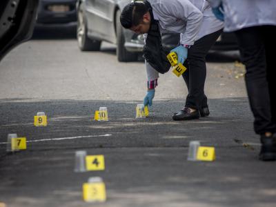 Ein forensischer Experte sammelt Beweise nach dem Tod von zwei Menschen nach einem Streit zwischen zwei kriminellen Organisationen im Norden von Mexiko-Stadt. Kriminalität in Mexiko