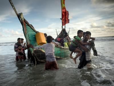 Aus Myanmar geflohene Rohingya gehen im Herbst 2017 auf einer Insel in Bangladesch an Land. Die letzten Meter
