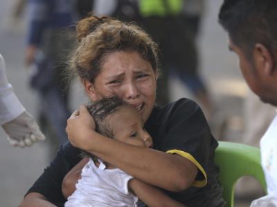 Eine von der mexikanischen Nationalgarde an der Weiterreise gehinderte Migrantin an der Grenze zwischen Guatemala und Mexiko. Verzweiflung