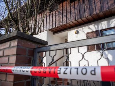 Polizei-Absperrband vor dem Wohnhaus der Familie in Starnberg. Drei Tote in Starnberg