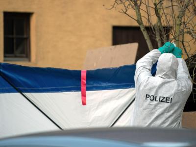 Gegen Gaffer: Nach den Schüssen in Rot am See befestigt ein Mitarbeiter der Spurensicherung einen Sichtschutz. Sichtschutz