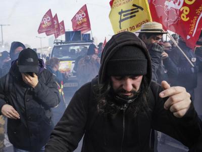 Im Tränengasnebel: Demonstranten während eines Protestes gegen die geplanten Rentenreformen in Frankreich. Streiks in Frankreich