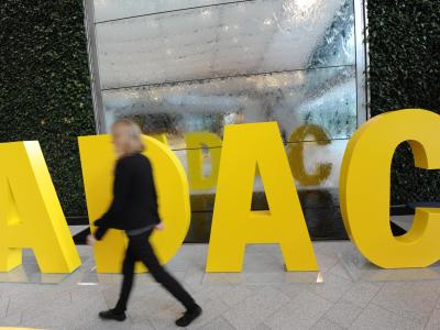 Angesichts der Debatte um mehr Klimaschutz im Verkehr rückt der ADAC von seiner strikten Ablehnung eines Tempolimits auf Autobahnen ab. ADAC