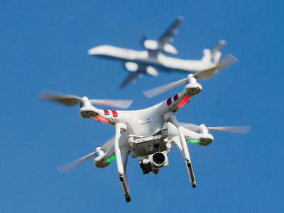 Nach einem Medienbericht wurden im vergangenen Jahr 158 Fälle gemeldet, in denen Drohnen den Flugverkehr in Deutschland störten. Gefahr durch Drohnen