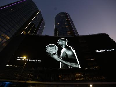 Ein Porträt des tödlich verunglückten Kobe Bryant wird auf einer Monitorwand vor dem Staples Center in Los Angeles angezeigt. Kobe Bryant