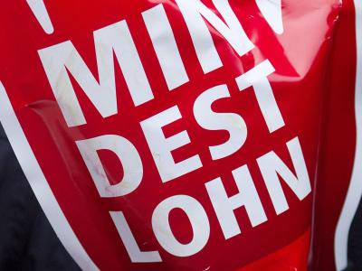Der deutsche Mindestlohn wurde Anfang 2015 mit 8,50 Euro pro Stunde eingeführt. Seit Jahresbeginn liegt er bei 9,35 Euro. Mindestlohn