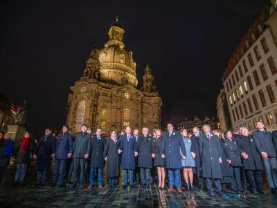 Das Ehepaar Steinmeier bildet gemeinsam mit zahlreichen anderen Teilnehmern eine Menschenkette bei der Gedenkveranstaltung zum 75. Jahrestag der Zerstörung Dresdens. Menschenkette