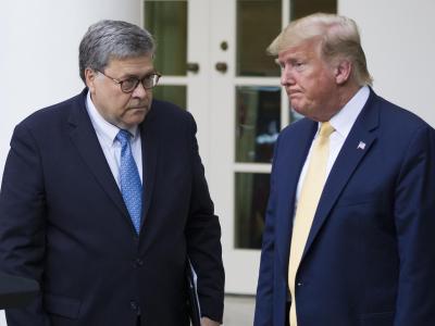 Justizminister William Barr und Präsident Trump stehen vor dem Weißen Haus. Weniger twittern?