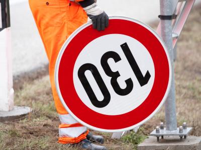 Der Umweltausschuss schlägt vor, dass eine generelle Geschwindigkeitsbeschränkung von 130 Kilometern pro Stunde auf Autobahnen gelten soll. Tempolimit 130