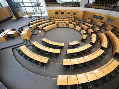 Eine Mehrheit der Thüringer ist nach der umstrittenen Ministerpräsidentenwahl einer Umfrage zufolge für eine Auflösung des Landtags. Nach der Ministerpräsidentenwahl in Thüringen