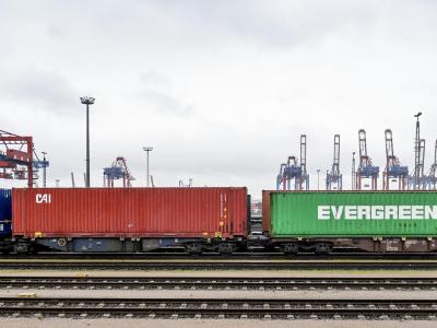 Container werden im Hamburger Hafen umgeschlagen. Die deutsche Wirtschaft ist nach Einschätzung von Ökonomen auch zum Jahresende 2019 nicht in Schwung gekommen. Außenhandel dämpft Entwicklung