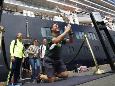 Nachdem sie das Kreuzfahrtschiff «Westerdam» im Hafen von Sihanoukville verlassen, zeigen sich einige Passagiere sichtbar erleichtert. Kreuzfahrtschiff «Westerdam»