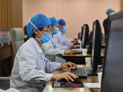 Medizinische Spezialisten mit Mundschutz und Kopfhauben im «Henan Provincial People's Hospital» in der Provinz Henan in Zentralchina an. Coronavirus - China