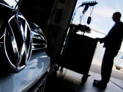 Ein Kfz-Meister lädt ein Software-Update auf einen Volkswagen Golf mit einem 2,0-Liter-Dieselmotor. Abgasskandal