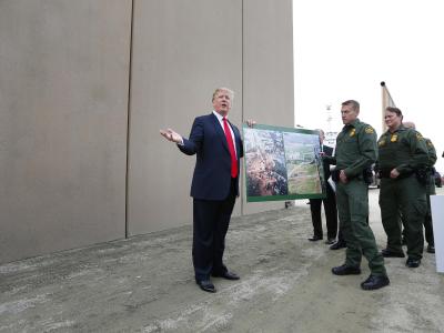 Donald Trump wirbt für den Bau der Grenzmauer, einem seiner zentralen Wahlversprechen. Werbung für die Mauer