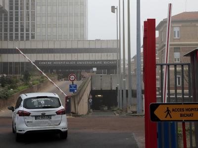 Ein Pkw fährt auf das Gelände des Krankenhauses «L?hôpital Bichat» in Paris. Krankenhaus in Paris