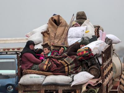 Zivilisten auf der Ladefläche eines Fahrzeugs bei der Flucht aus Idlib. Flucht aus Idlib