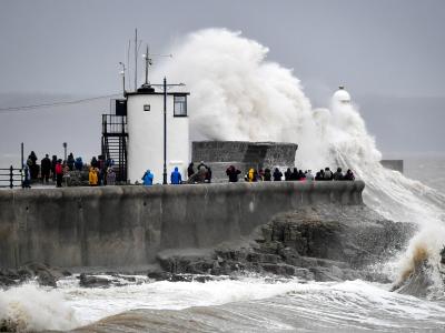In Großbritannien stürmt es bereits: Wellen schalgen gegen die Hafenmauer von Porthcawl in Wales. Sturm in Großbritannien