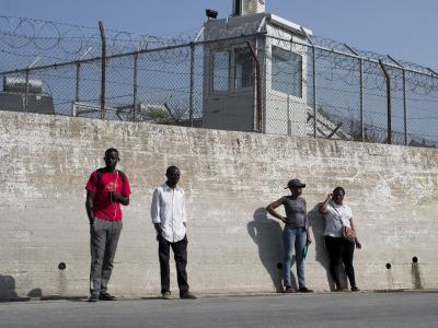 Migranten an einer Mauer des Flüchtlingslagers Moria auf der Insel Lesbos. Flüchtlinge