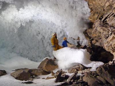 Wissenschaftler sammeln in einer Höhle in Sibirien Daten zum Permafrost. Wissenschaftler in Sibirien