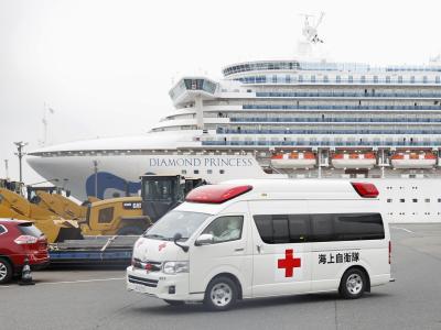 Ein Krankenwagen verlässt den Daikoku-Pier im Hafen von Yokohama. Yokohama