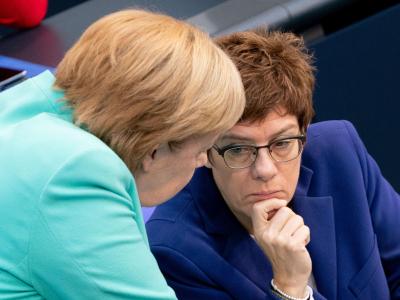 Bundeskanzlerin Angela Merkel und Annegret Kramp-Karrenbauer während einer Bundestagssitzung. Merkel und Kramp-Karrenbauer