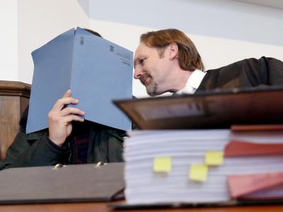 Laut Anklage soll einer der Männer bei dem Rennen auch die linke Gegenspur genutzt und auf 167 Stundenkilometer beschleunigt haben. Prozess wegen Autorennen