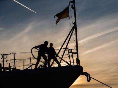 Zwei Marinesoldaten stehen auf dem Bug der Fregatte «Augsburg». Die «Augsburg» lief damals zur Operation «Sophia» aus. Fregatte «Augsburg»