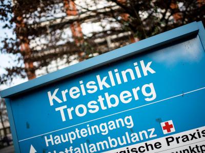 In der Kreisklinik Trostberg wurden mehrere mit dem Coronavirus infizierte Menschen behandelt. Klinik