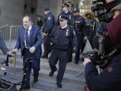 Harvey Weinstein verlässt das Gerichtsgebäude. Im Zentrum des medialen Interesses