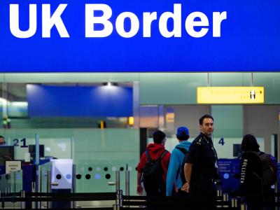 Grenzbeamte am Londoner Flughafen Heathrow. Britische Grenze