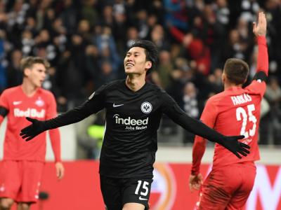 Frankfurts Daichi Kamada (M) jubelt nach seinem Tor zum 2:0. Torjäger