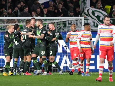 Wolfsburgs Josip Brekalo (verdeckt) bejubelt sein Tor zum 1:0 gegen den FSV Mainz 05 mit seinen Mannschaftskollegen. VfL Wolfsburg - FSV Mainz 05