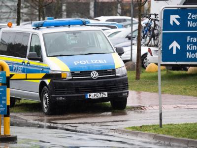 Polizei vor der Medizinischen Hochschule Hannover: Die Bewachung des mutmaßlichen Clan-Mitglieds soll fast 900.000 Euro gekostet haben. Medizinische Hochschule Hannover