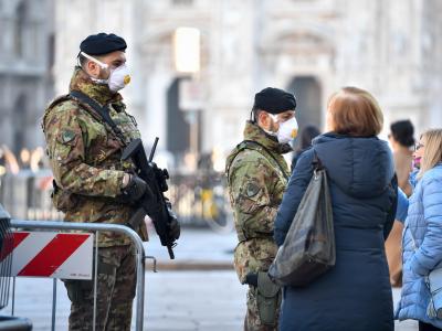 Soldaten mit Schutzmasken in der Innenstadt von Mailand. Soldaten