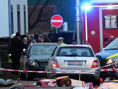Diesen silbergrauen Mercedes hatte der Fahrer offenbar vorsätzlich in den Rosenmontagsumzug gesteuert. Tatfahrzeug