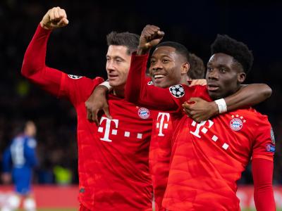 Torschütze Robert Lewandowski (l-r), David Alaba und Alphonso Davies jubeln über das 3:0 in London. Sieger
