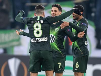 Die Wolfsburger Renato Steffen (l-r), Josip Brekalo und Wolfsburgs Paulo Otavio jubeln nach dem 1:0 nach Videobeweis. Auftakt