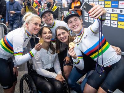 Die Gewinnerinnen der Goldmedaille im Teamsprint der Frauen: Emma Hinze (l), Lea Friedrich (hinten Mitte) und Pauline Grabosch (r). Gemeinsam mit Kristina Vogel (Mitte links) und Miriam Welte (Mitte rechts) machen sie ein Selfie. Bahnrad-WM