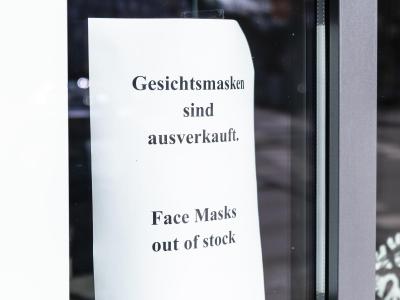 Eine Kieler Apotheke erspart ihren Kunden einen unnötigen Weg: «Gesichtsmasken sind ausverkauft - Face masks out of stock» heißt es neben der Eingangstür. Apotheke
