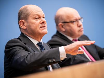 Finanzminister Olaf Scholz (L) neben Wirtschaftsminister Peter Altmaier. Scholz und Altmaier